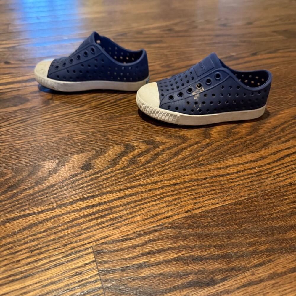 Navy BlueNative Kids Shoes – Size 7C
